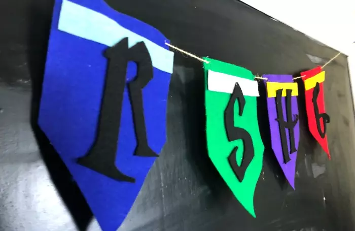 Check out this adorable and easy DIY felt banner celebrating Harry Potter