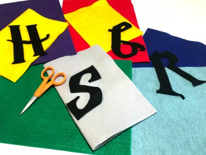 How cute are these makings for a DIY felt banner to celebrate Harry Potter