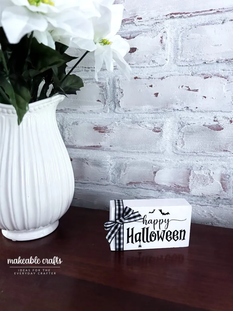 HTV on Painted Wood Makeable Crafts